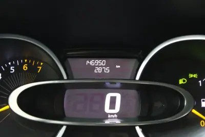 Renault Clio 2015 - 7900 EUR, 146950 km - AUTO.MOTO.pt - 146950km - foto 9 de 15
