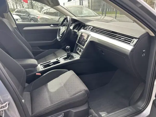 Volkswagen Passat Variant 2018 - 17900 EUR, 143500 km - AUTO.MOTO.pt - 143500km - foto 8 de 20