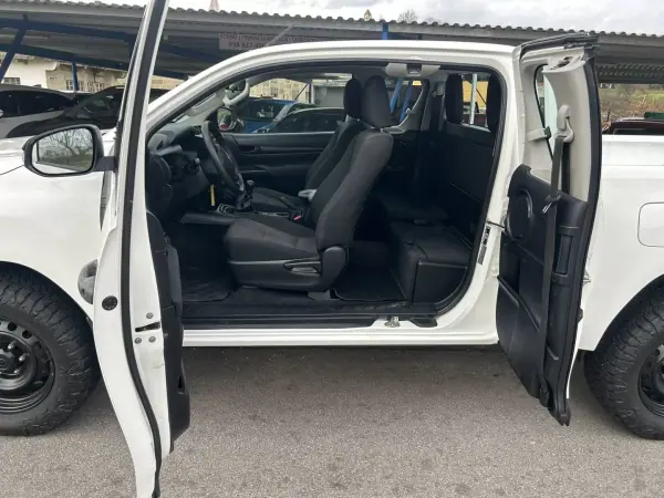 Toyota Hilux 2018 - 29999 EUR, 257000 km - AUTO.MOTO.pt - 257000km - foto 5 de 13