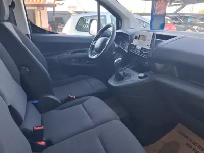 Citroën Berlingo 2020 - 12950 EUR, 97500 km - AUTO.MOTO.pt - 97500km - foto 6 de 7