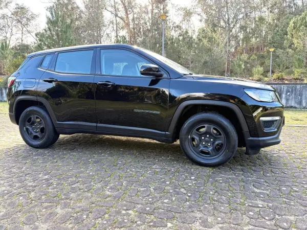Jeep Compass 2018 - 16900 EUR, 131000 km - AUTO.MOTO.pt - 131000km - foto 19 de 21
