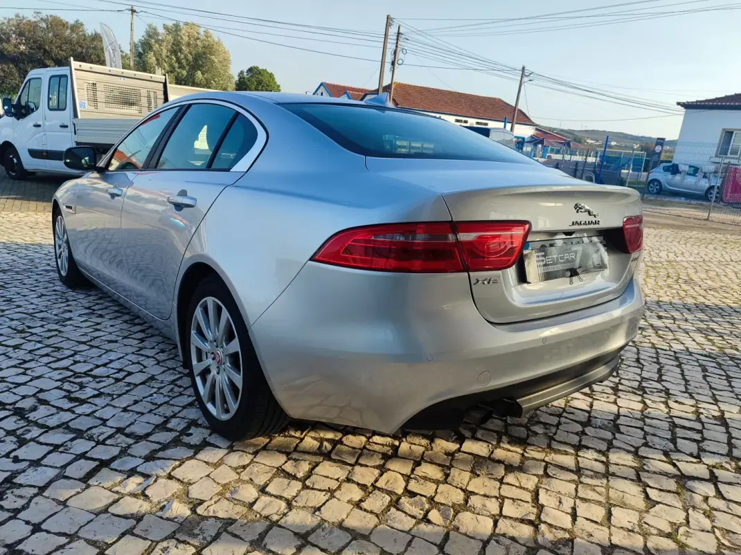 Jaguar XE 2016 - 15900 EUR, 120000 km - AUTO.MOTO.pt - 120000km - foto 8 de 22