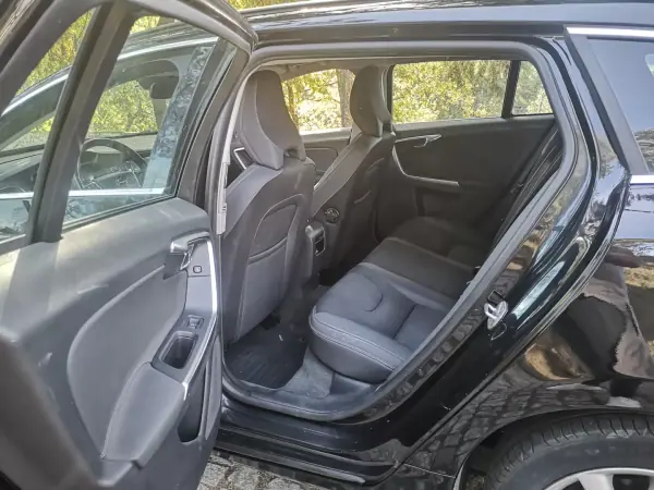 Volvo V60 2014 - 11750 EUR, 270000 km - AUTO.MOTO.pt - 270000km - foto 8 de 17