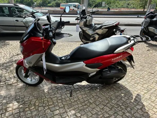Yamaha NMAX 2016 - 2350 EUR, 7993 km - AUTO.MOTO.pt - 7993km - foto 3 de 11