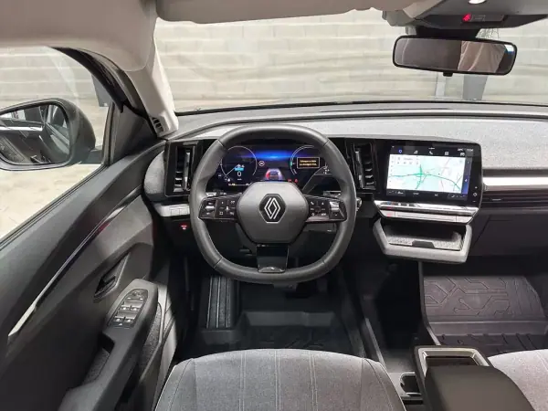 Renault Mégane E-Tech 2023 - 24950 EUR, 30503 km - AUTO.MOTO.pt - 30503km - foto 36 de 45