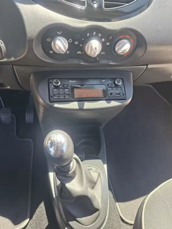 Renault Twingo 2014 - 6490 EUR, 93204 km - AUTO.MOTO.pt - 93204km - foto 12 de 17