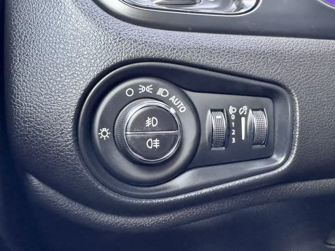 Jeep Renegade 2016 - 15500 EUR, 138000 km - AUTO.MOTO.pt - 138000km - foto 16 de 22