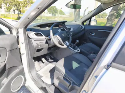 Renault Grand Scénic 2010 - 5900 EUR, 249000 km - AUTO.MOTO.pt - 249000km - foto 5 de 9