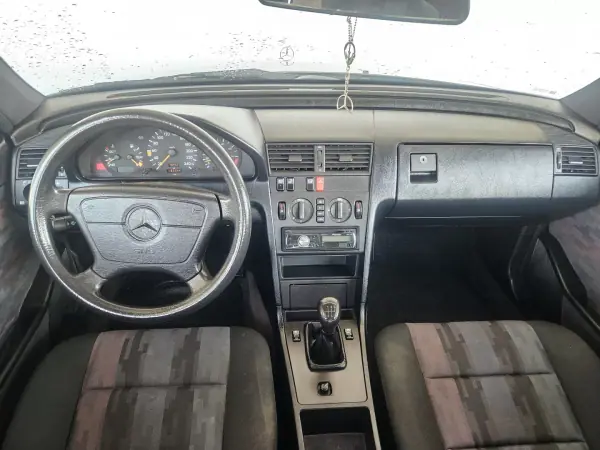 Mercedes-Benz C 180 1993 - 3500 EUR, 180000 km - AUTO.MOTO.pt - 180000km - foto 12 de 12