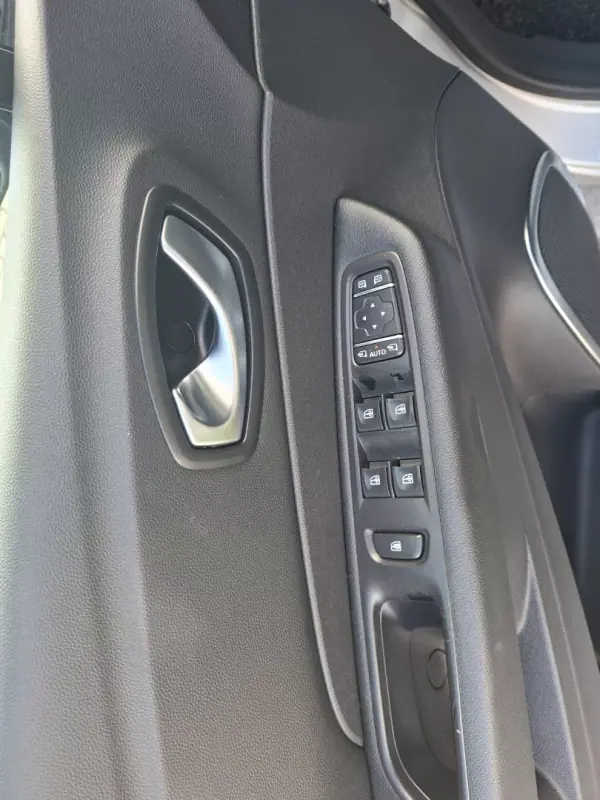Renault Captur 2018 - 13500 EUR, 113500 km - AUTO.MOTO.pt - 113500km - foto 17 de 29