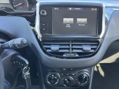 Peugeot 208 2016 - 9500 EUR, 133450 km - AUTO.MOTO.pt - 133450km - foto 12 de 17