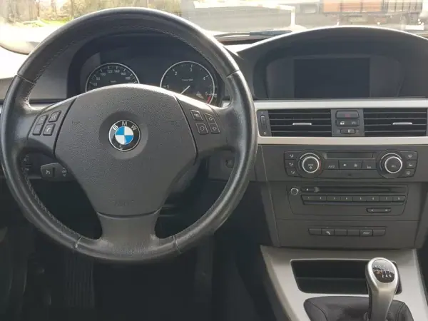 BMW 318 2011 - 10750 EUR, 300000 km - AUTO.MOTO.pt - 300000km - foto 12 de 42