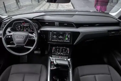 Audi Q8 e-Tron Sportback 2023 - 49900 EUR, 34353 km - AUTO.MOTO.pt - 34353km - foto 35 de 44
