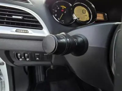 Renault Mégane Coupe 2011 - 8990 EUR, 234000 km - AUTO.MOTO.pt - 234000km - foto 25 de 33