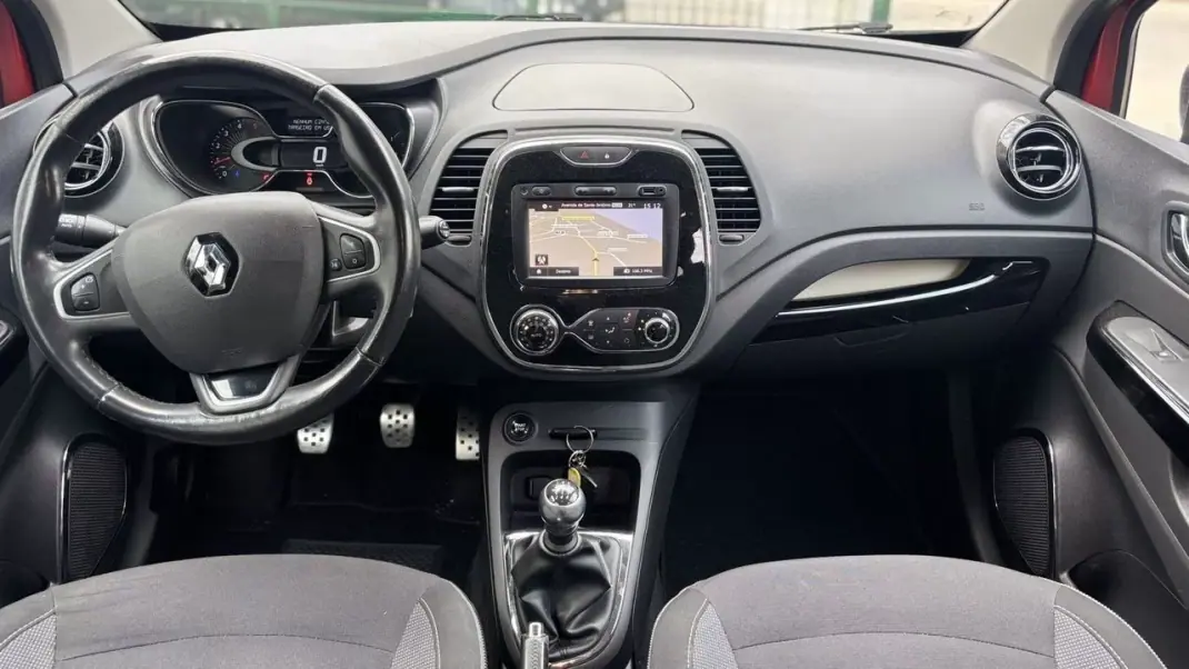 Renault Captur 2016 - 12490 EUR, 138000 km - AUTO.MOTO.pt - 138000km - foto 8 de 14