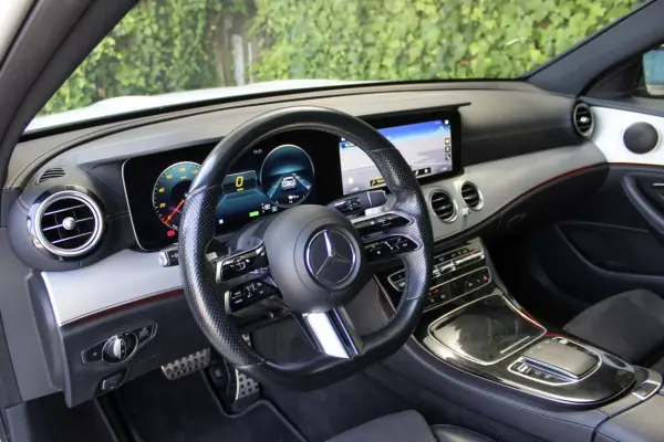 Mercedes-Benz E 300 2020 - 35900 EUR, 135000 km - AUTO.MOTO.pt - 135000km - foto 11 de 17