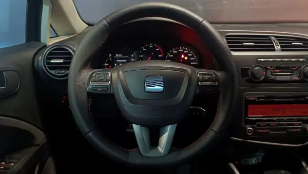 SEAT Leon 2012 - 7900 EUR, 395479 km - AUTO.MOTO.pt - 395479km - foto 8 de 40