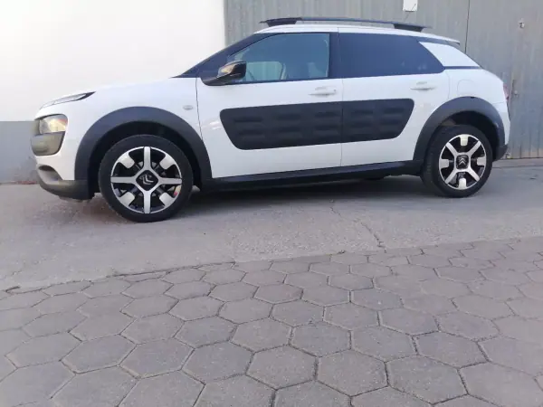 Citroën C4 Cactus 2016 - 8900 EUR, 130800 km - AUTO.MOTO.pt - 130800km - foto 6 de 17