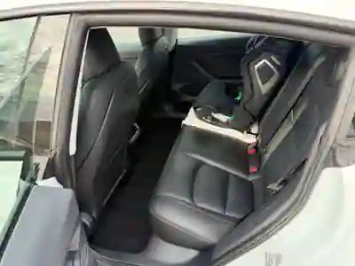 Tesla Model 3 2022 - 33500 EUR, 70000 km - AUTO.MOTO.pt - 70000km - foto 19 de 30