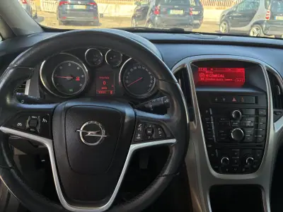 Opel Astra Sports Tourer 2011 - 2999 EUR, 329000 km - AUTO.MOTO.pt - 329000km - foto 10 de 20