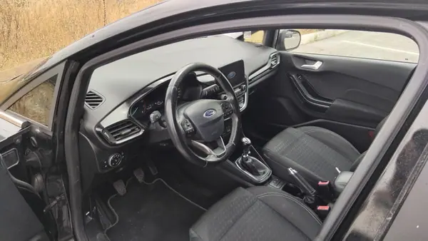 Ford Fiesta 2018 - 10000 EUR, 107000 km - AUTO.MOTO.pt - 107000km - foto 3 de 5