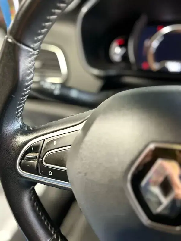 Renault Mégane 2019 - 14250 EUR, 135000 km - AUTO.MOTO.pt - 135000km - foto 16 de 36