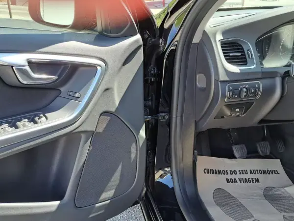 Volvo V60 2013 - 13900 EUR, 111000 km - AUTO.MOTO.pt - 111000km - foto 16 de 42