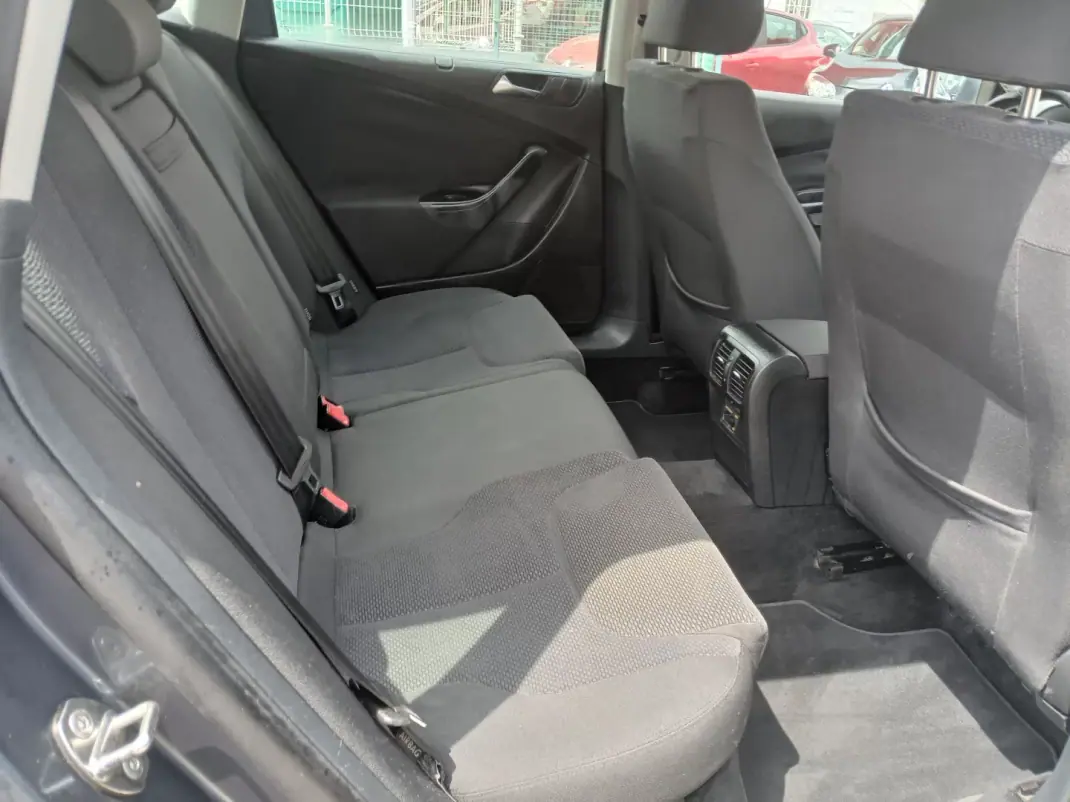 Volkswagen Passat Variant 2010 - 7750 EUR, 149120 km - AUTO.MOTO.pt - 149120km - foto 19 de 27