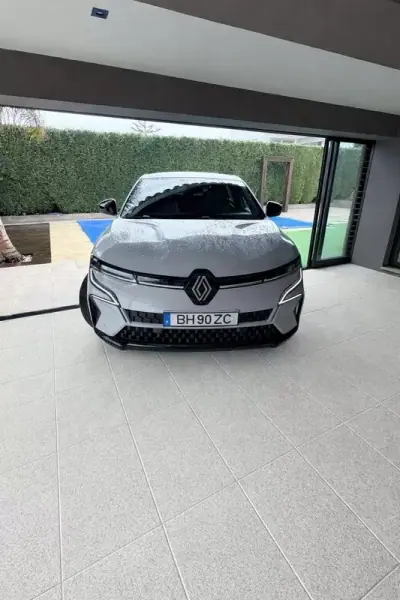 Renault Mégane E-Tech 2023 - 27980 EUR, 31569 km - AUTO.MOTO.pt - 31569km - foto 5 de 14