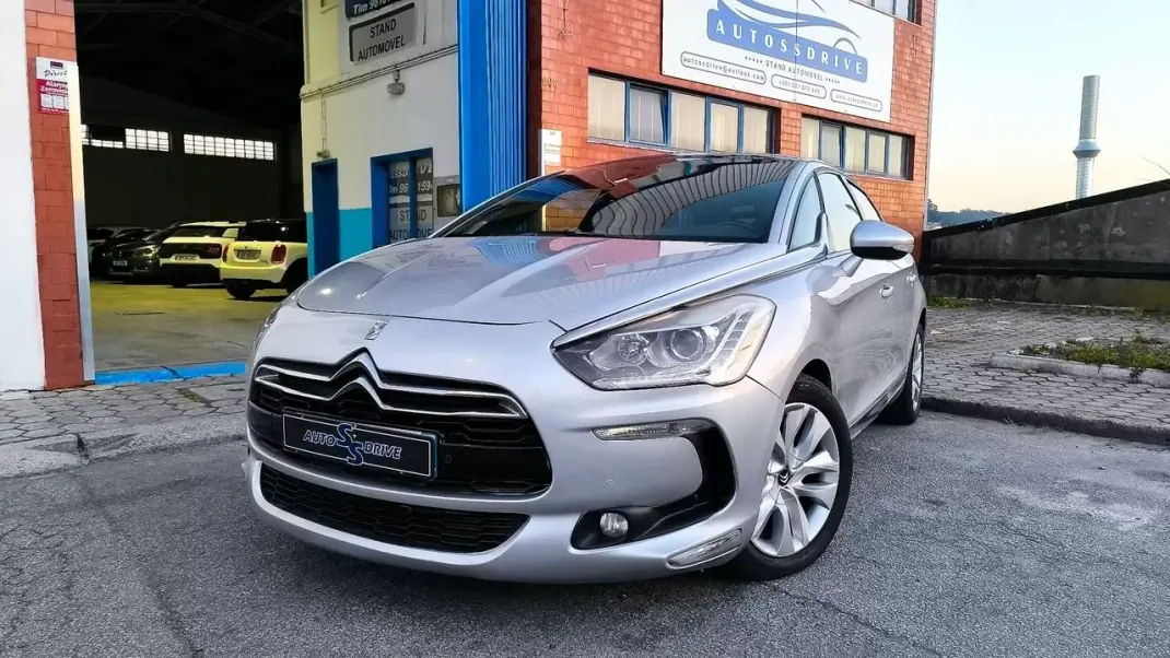 Citroën DS5 2012 - 10900 EUR, 184000 km - AUTO.MOTO.pt - 184000km - foto 1 de 17