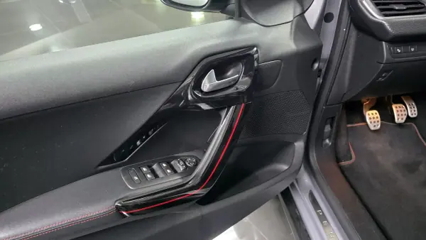 Peugeot 2008 2018 - 12990 EUR, 144000 km - AUTO.MOTO.pt - 144000km - foto 4 de 35