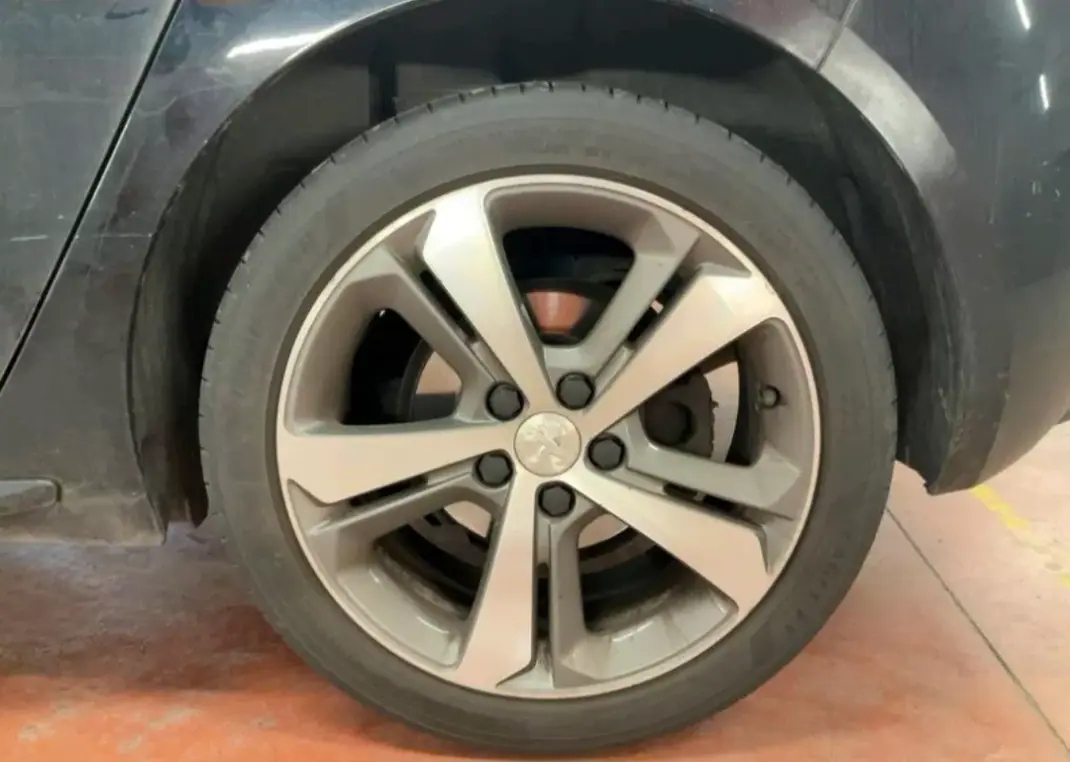 Peugeot 308 2015 - 10490 EUR, 139044 km - AUTO.MOTO.pt - 139044km - foto 5 de 6
