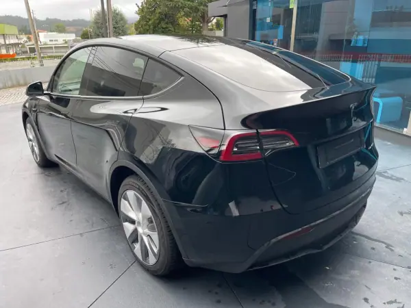 Tesla Model Y 2022 - 39900 EUR, 39000 km - 39000km - foto 4 de 11