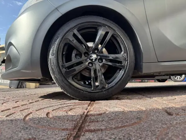 Peugeot 208 2015 - 8900 EUR, 195000 km - AUTO.MOTO.pt - 195000km - foto 12 de 29