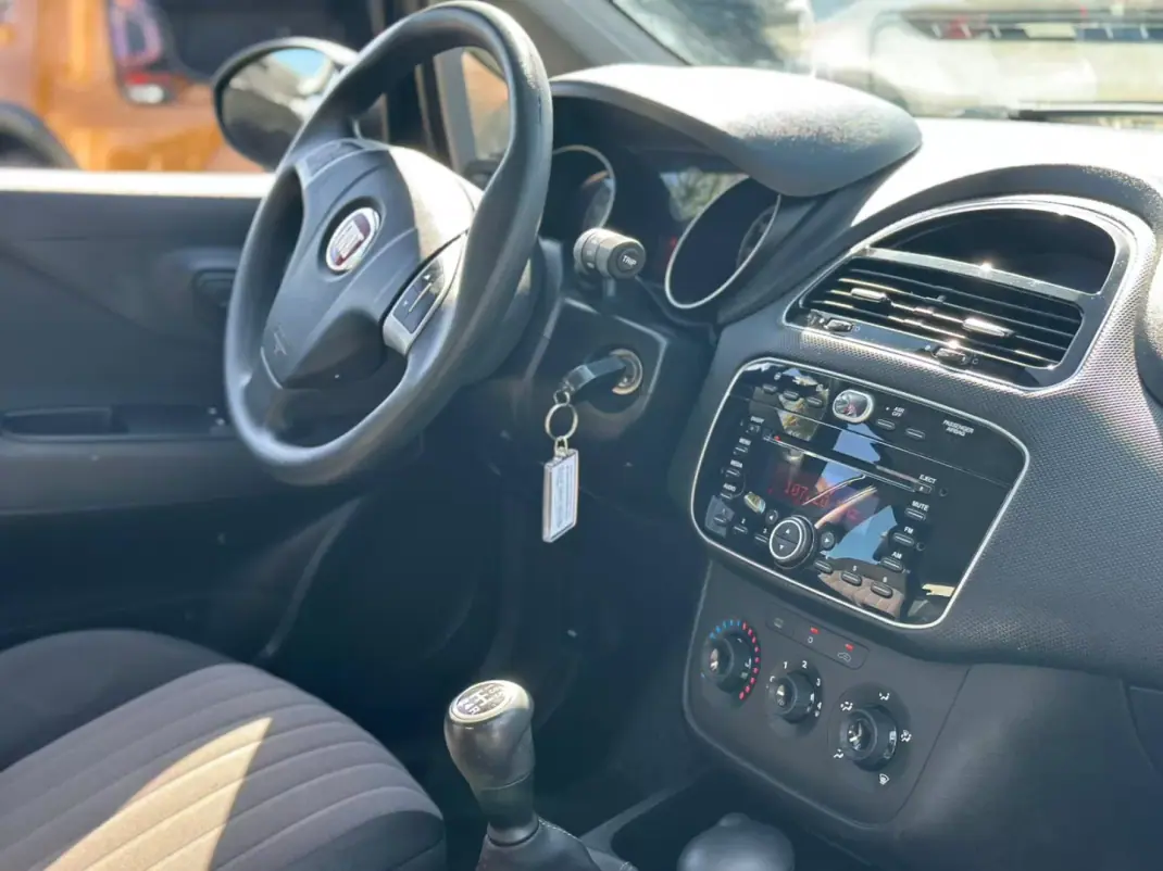 Fiat Punto 2018 - 10990 EUR, 83900 km - AUTO.MOTO.pt - 83900km - foto 19 de 20