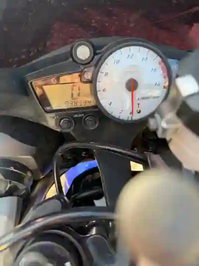 Yamaha YZF R6 2025 - 5500 EUR, 38000 km - AUTO.MOTO.pt - 38000km - foto 5 de 6