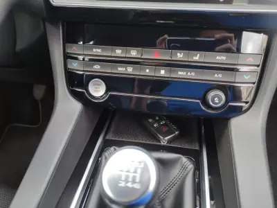Jaguar F-Pace 2016 - 25900 EUR, 176000 km - AUTO.MOTO.pt - 176000km - foto 16 de 25