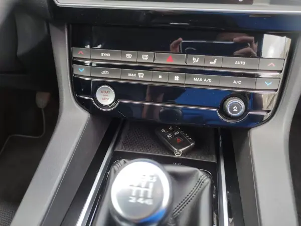 Jaguar F-Pace 2016 - 25900 EUR, 176000 km - AUTO.MOTO.pt - 176000km - foto 16 de 25