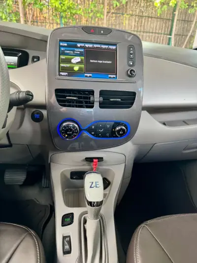 Renault Zoe 2017 - 9900 EUR, 133208 km - AUTO.MOTO.pt - 133208km - foto 12 de 17