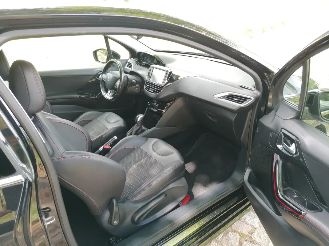 Peugeot 208 2016 - 10999 EUR, 139500 km - AUTO.MOTO.pt - 139500km - foto 7 de 9