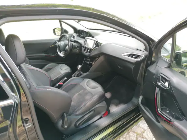 Peugeot 208 2016 - 10999 EUR, 139500 km - AUTO.MOTO.pt - 139500km - foto 7 de 9