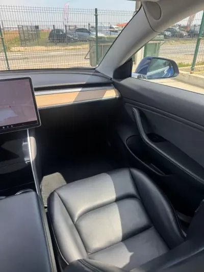 Tesla Model 3 2019 - 25030 EUR, 171000 km - AUTO.MOTO.pt - 171000km - foto 8 de 22