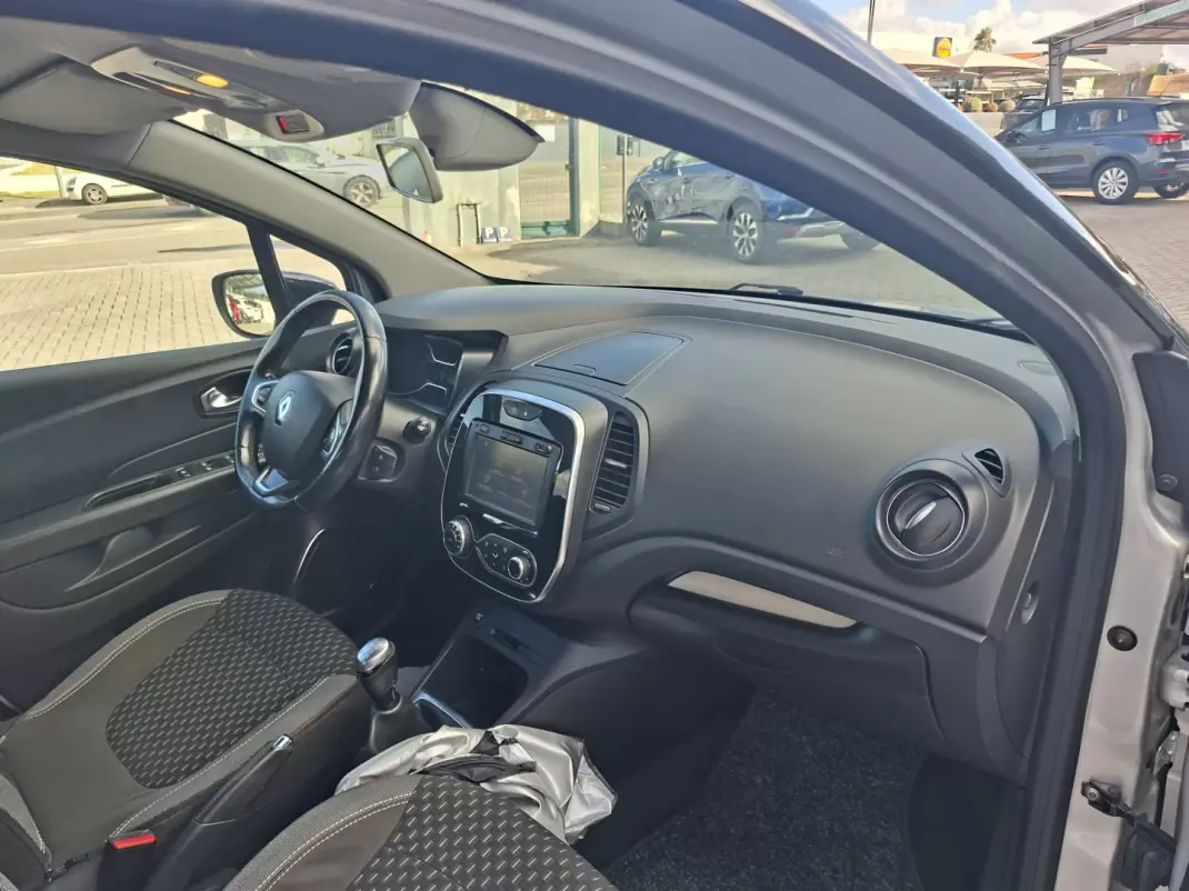 Renault Captur 2018 - 13500 EUR, 113500 km - 113500km - foto 25 de 29