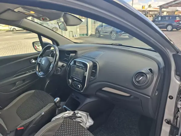 Renault Captur 2018 - 13500 EUR, 113500 km - AUTO.MOTO.pt - 113500km - foto 25 de 29