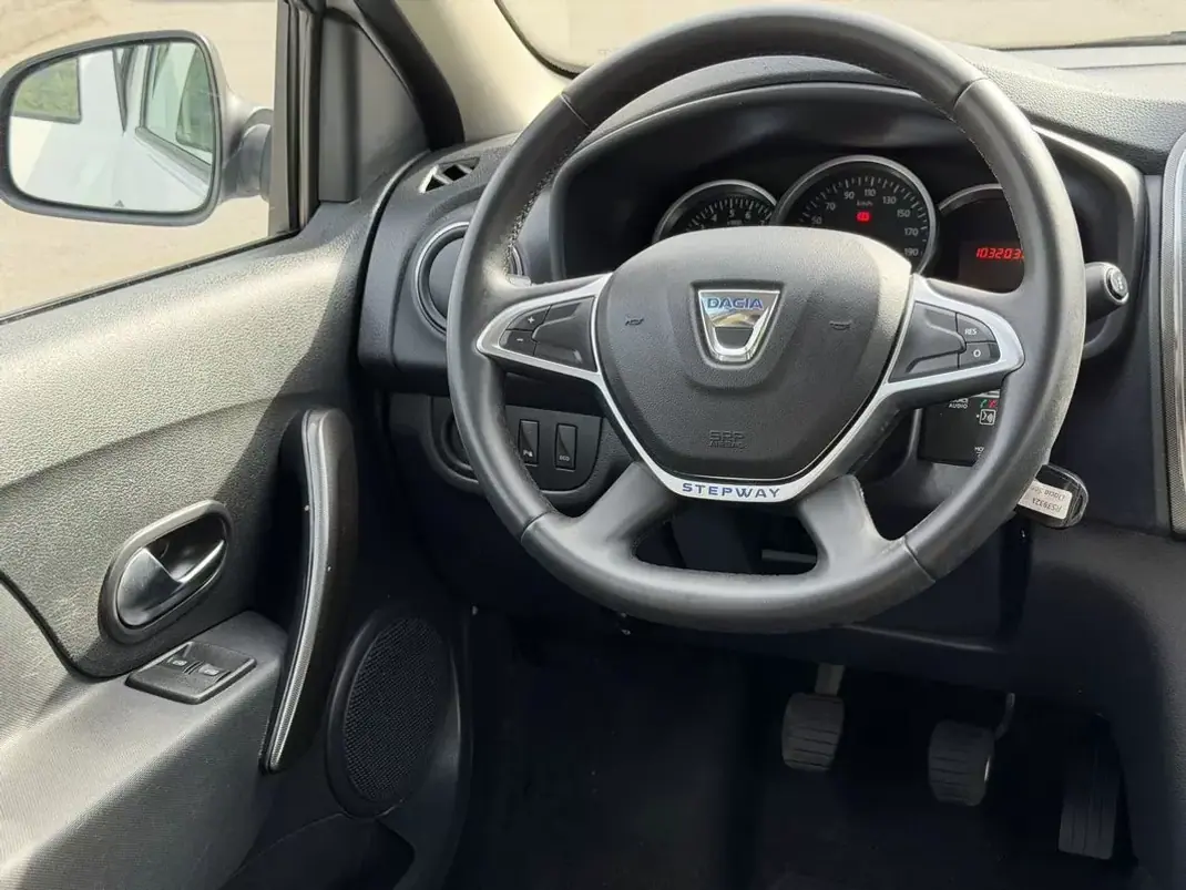 Dacia Sandero 2017 - 9900 EUR, 103200 km - AUTO.MOTO.pt - 103200km - foto 23 de 24