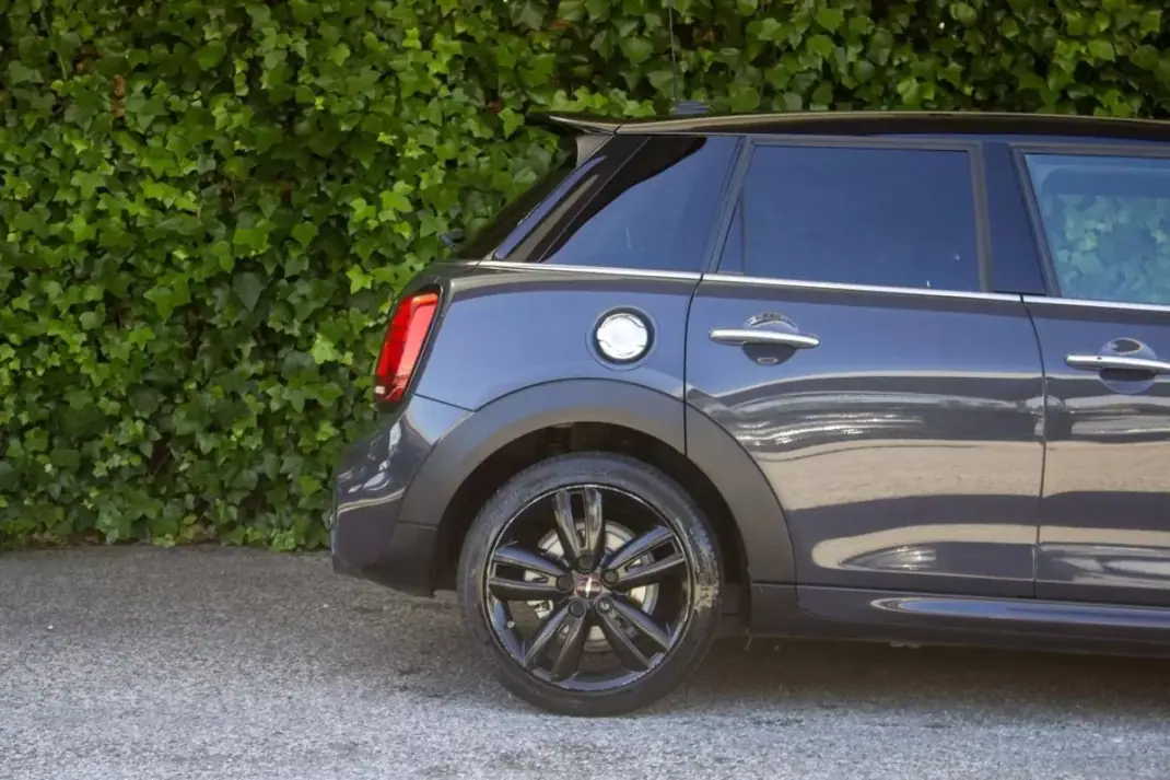 MINI 5 Portas 2019 - 24900 EUR, 105000 km - AUTO.MOTO.pt - 105000km - foto 4 de 17