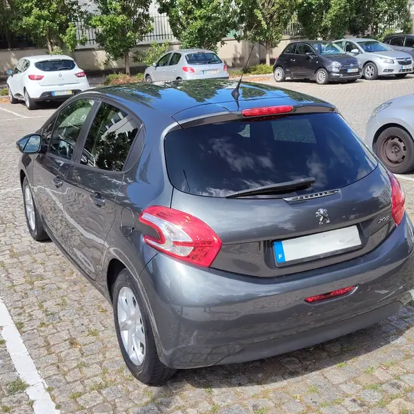 Peugeot 208 2014 - 6500 EUR, 255000 km - AUTO.MOTO.pt - 255000km - foto 2 de 11