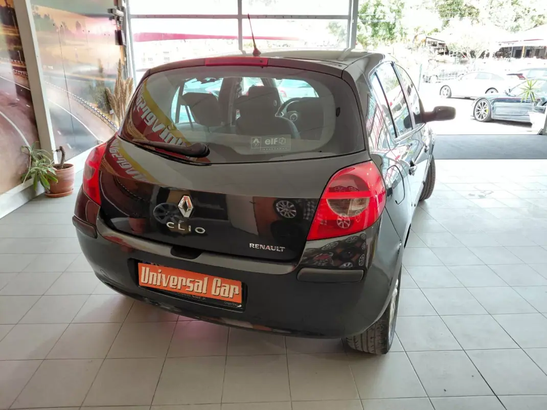 Renault Clio 2005 - 4499 EUR, 296000 km - AUTO.MOTO.pt - 296000km - foto 4 de 17