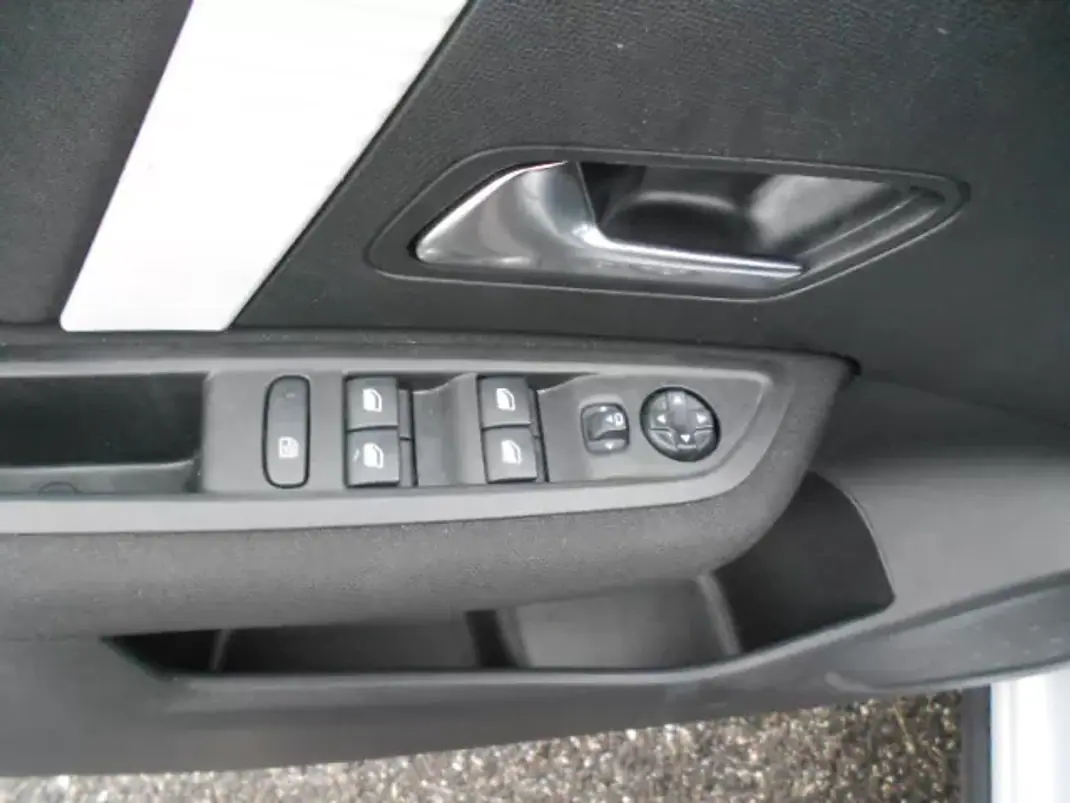 Citroën C4 2025 - 23500 EUR, 17074 km - AUTO.MOTO.pt - 17074km - foto 10 de 14