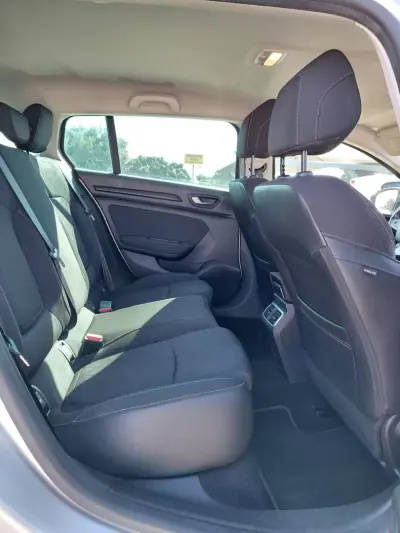 Renault Mégane 2019 - 16900 EUR, 91000 km - AUTO.MOTO.pt - 91000km - foto 9 de 13